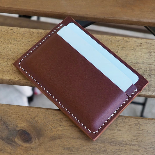 Porte-cartes marron en cuir à tannage végétal réalisée à la main