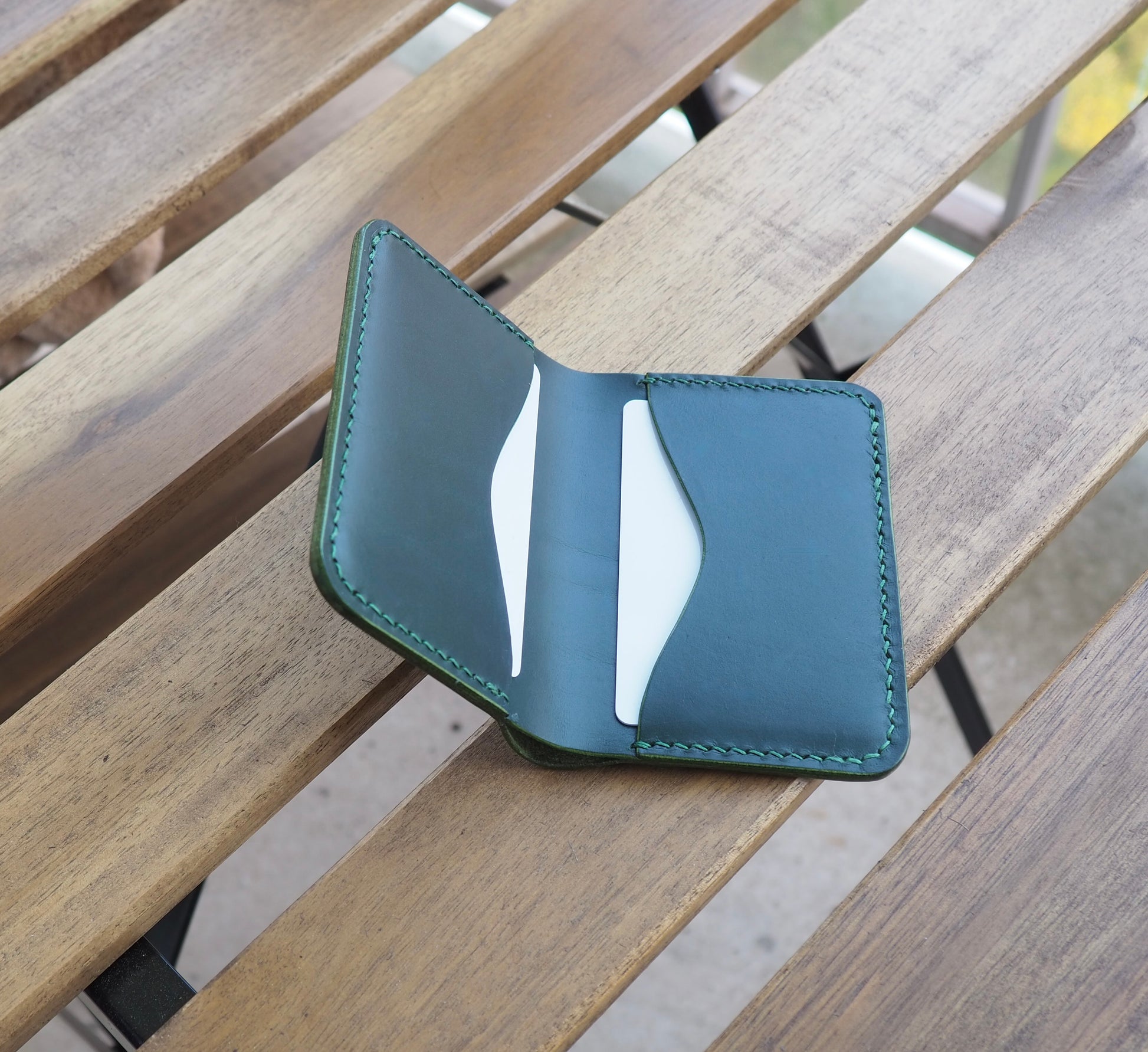 Porte-cartes vert bouteille en cuir à tannage végétal réalisée à la main