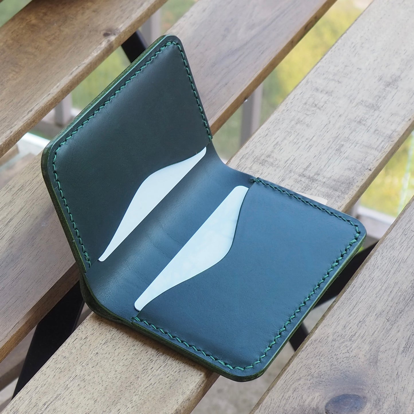 Porte-cartes vert bouteille en cuir à tannage végétal réalisée à la main