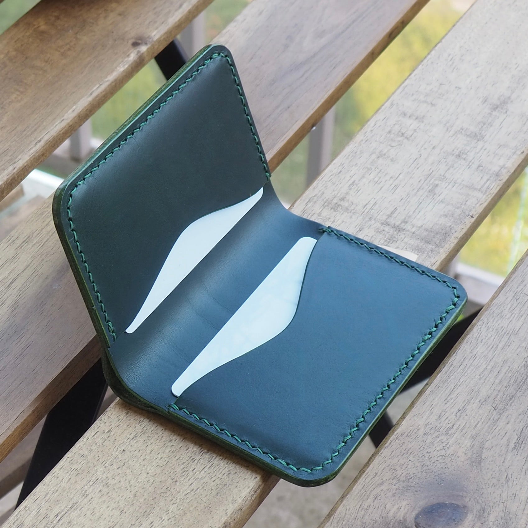 Porte-cartes vert bouteille en cuir à tannage végétal réalisée à la main