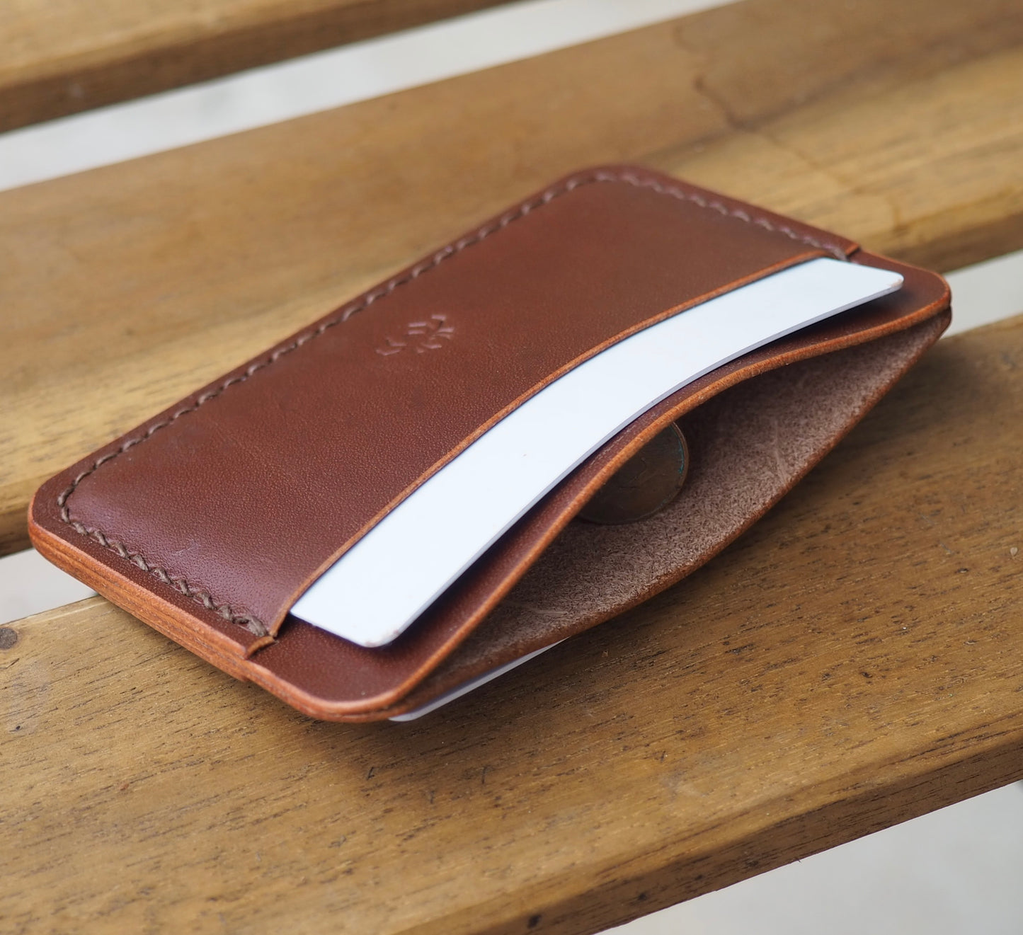 Porte-cartes marron en cuir à tannage végétal réalisée à la main