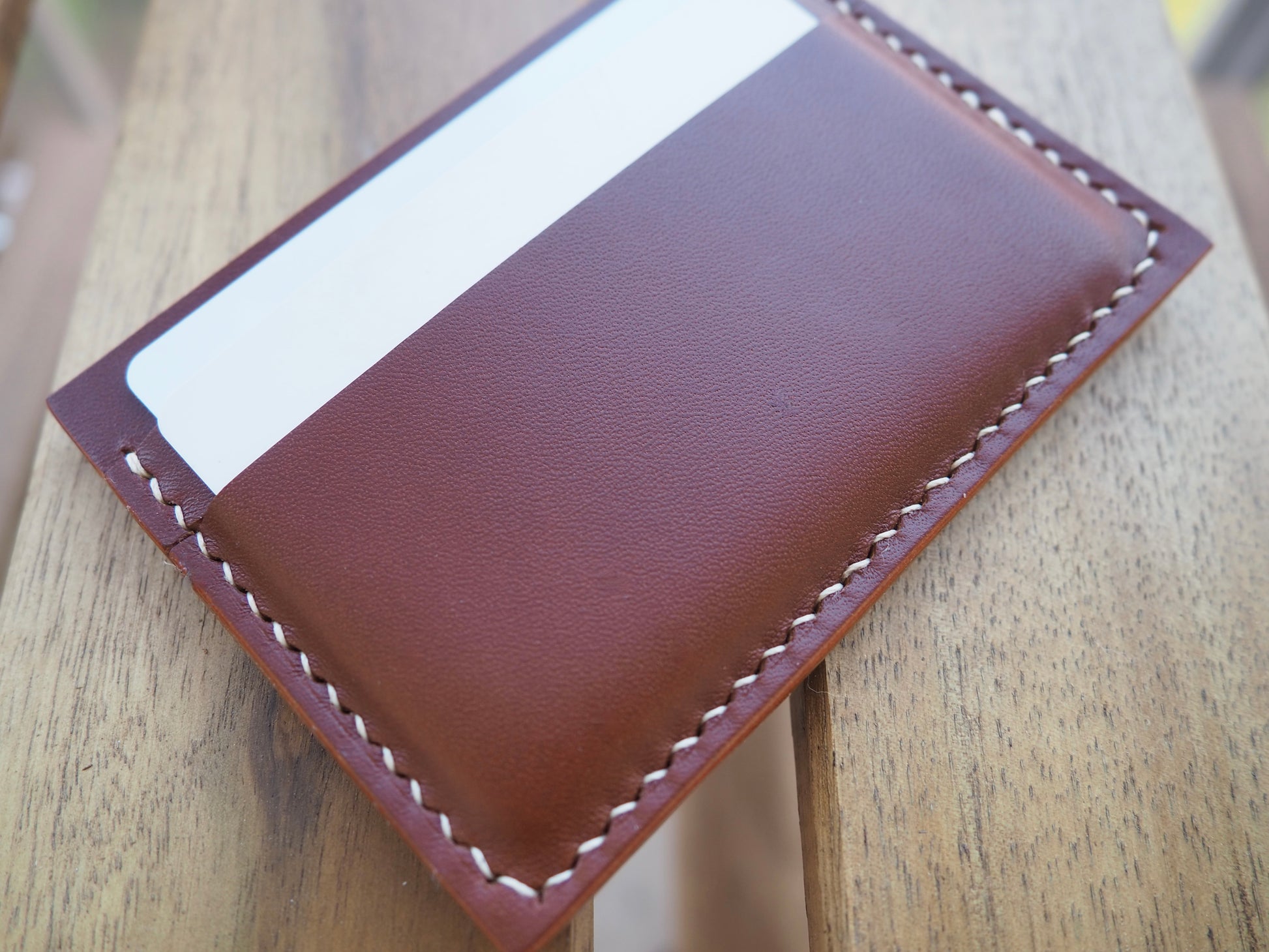 Porte-cartes marron en cuir à tannage végétal réalisée à la main