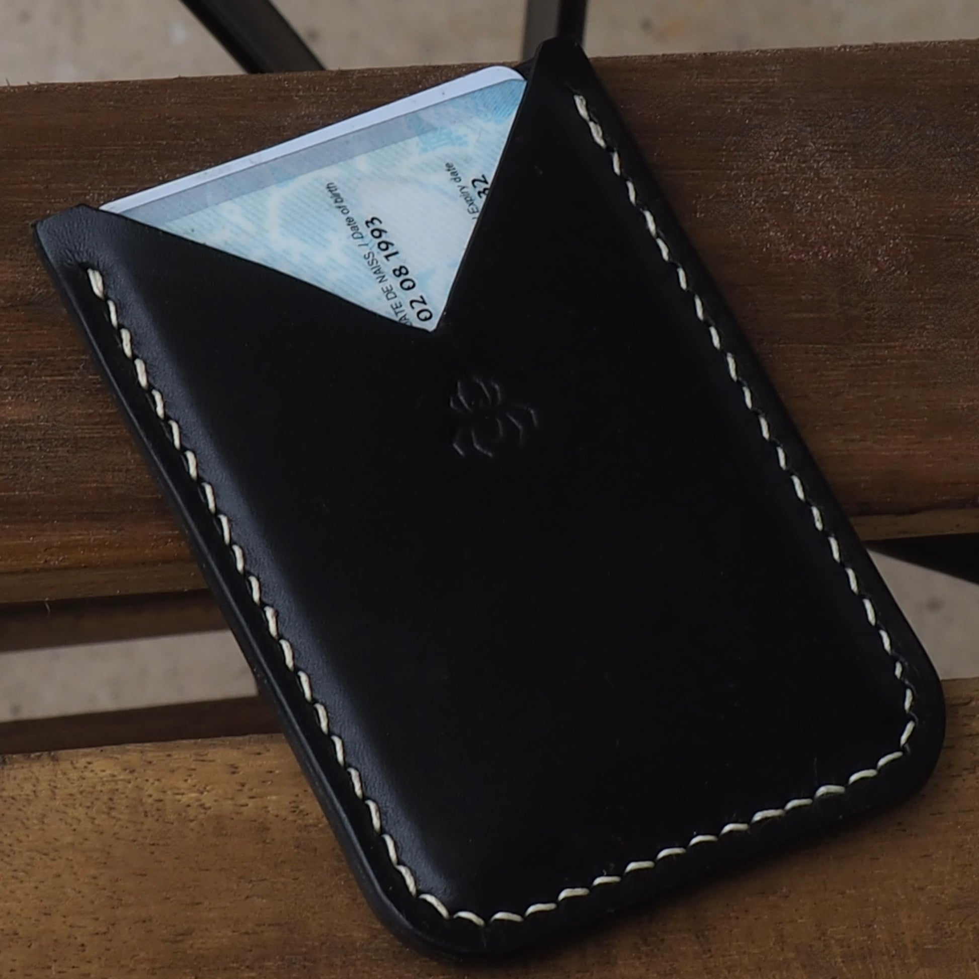 Porte-cartes noir en cuir à tannage végétal réalisée à la main