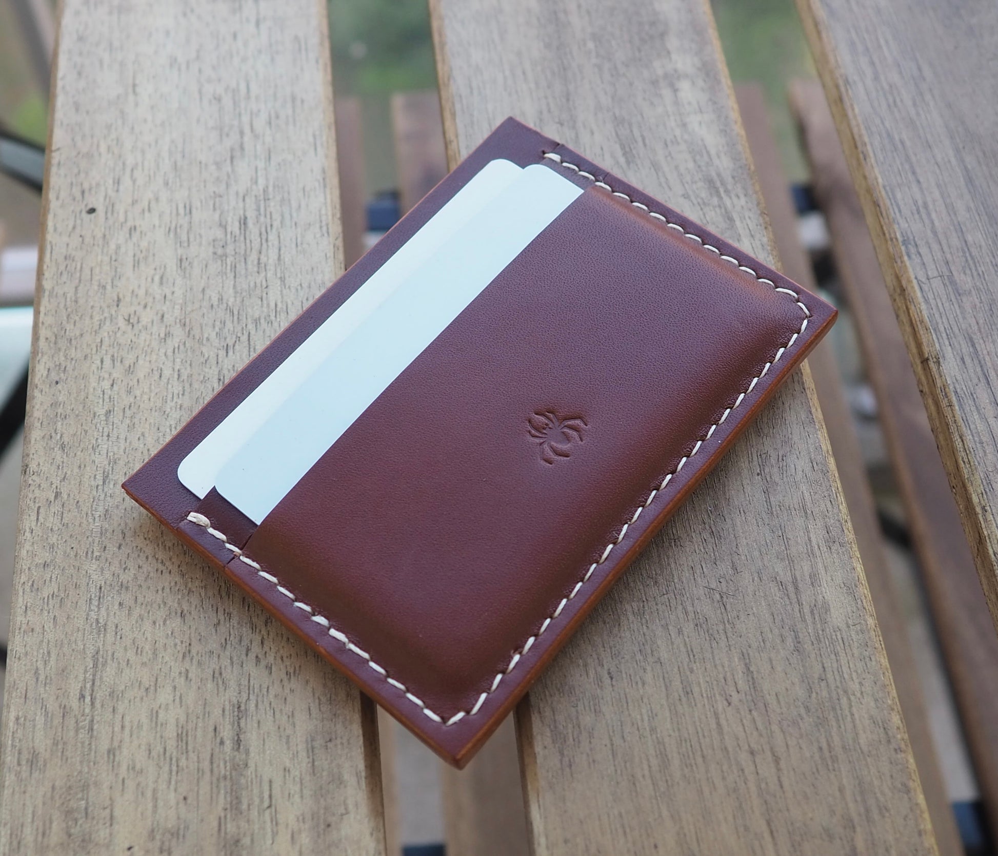 Porte-cartes marron en cuir à tannage végétal réalisée à la main