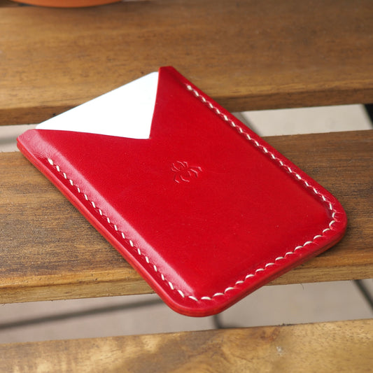 Porte-cartes rouge en cuir à tannage végétal réalisée à la main