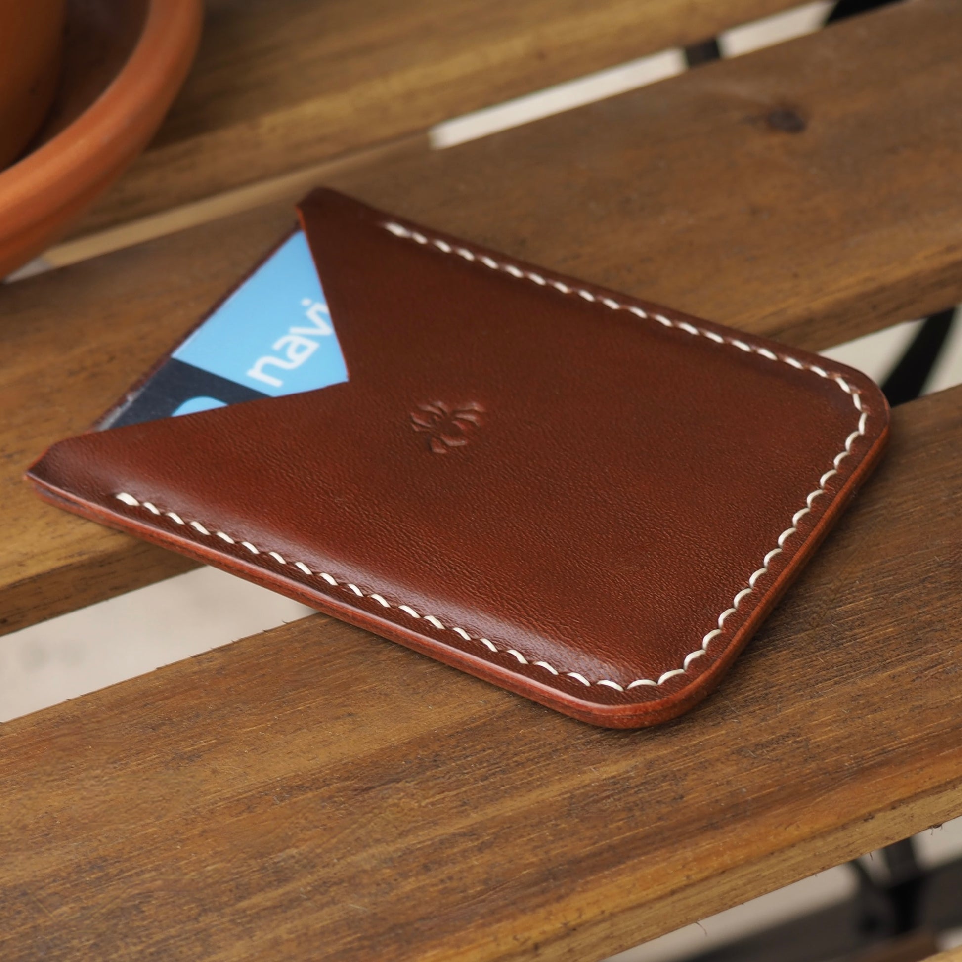 Porte-cartes marron en cuir à tannage végétal réalisée à la main