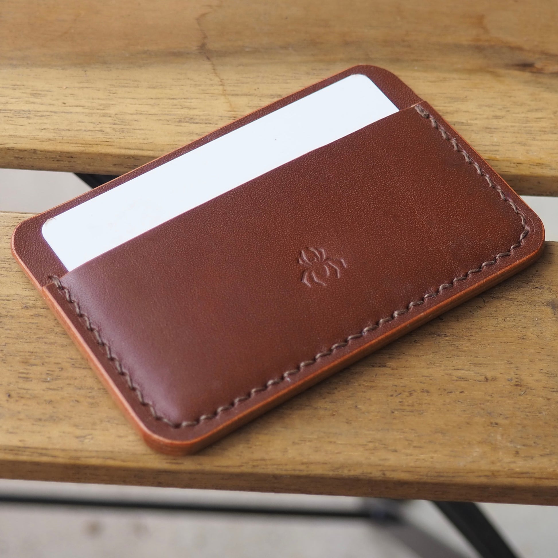 Porte-cartes marron en cuir à tannage végétal réalisée à la main