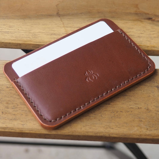 Porte-cartes marron en cuir à tannage végétal réalisée à la main
