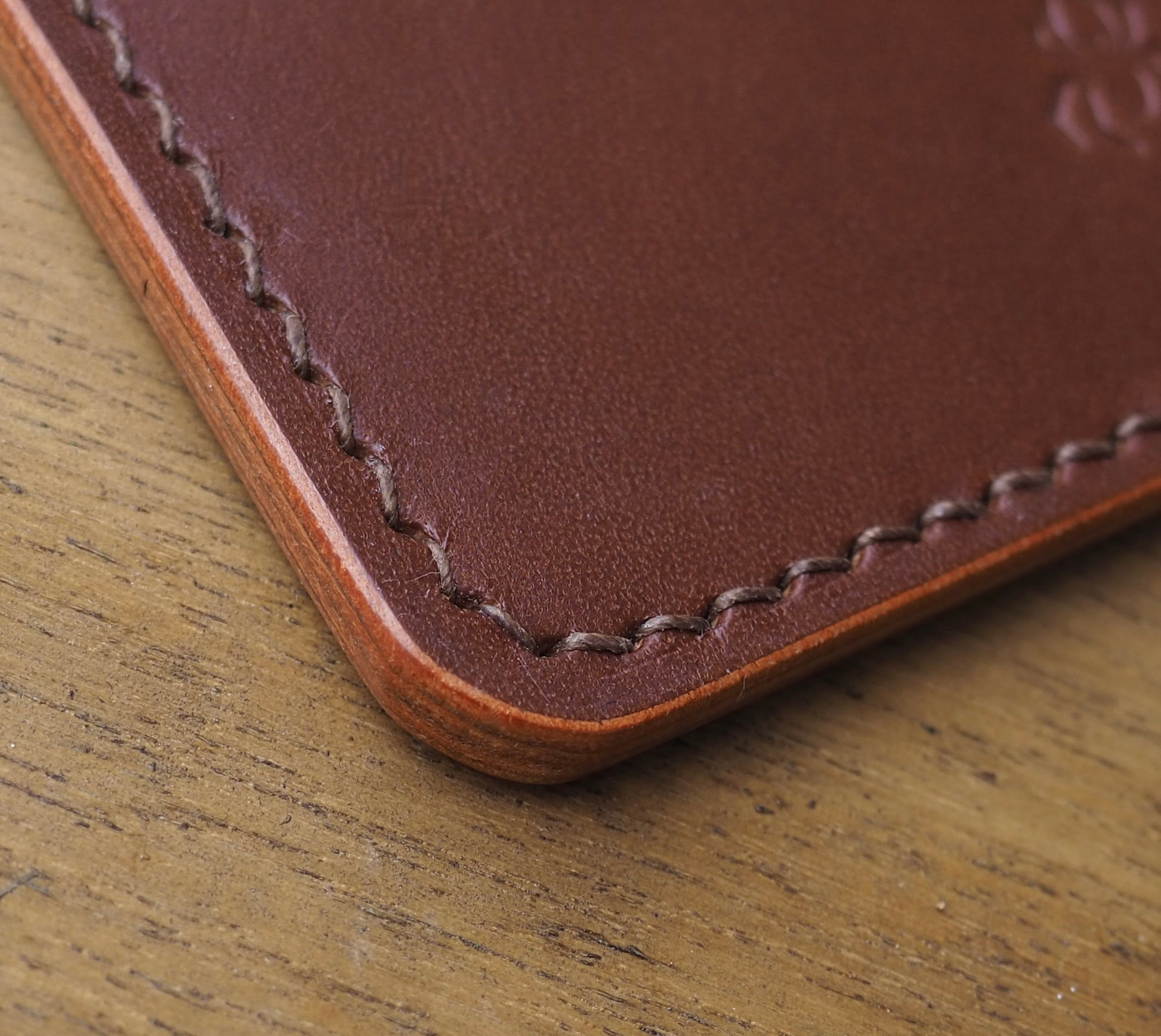 Porte-cartes marron en cuir à tannage végétal réalisée à la main