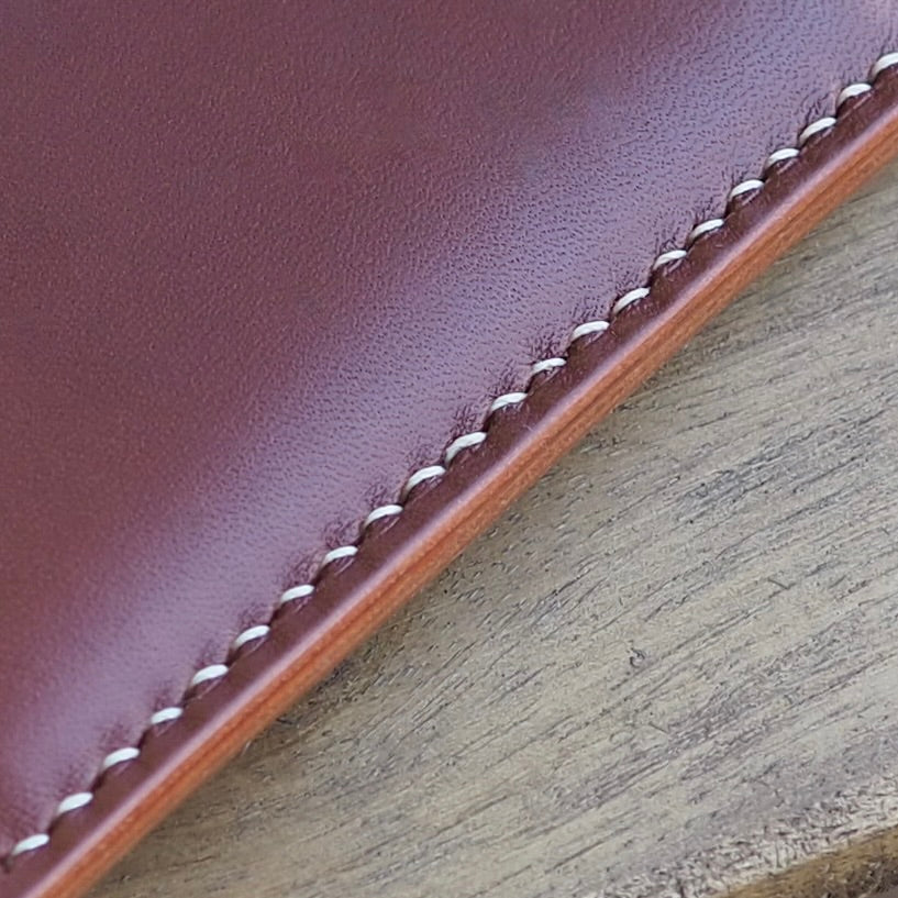 Porte-cartes marron en cuir à tannage végétal réalisée à la main