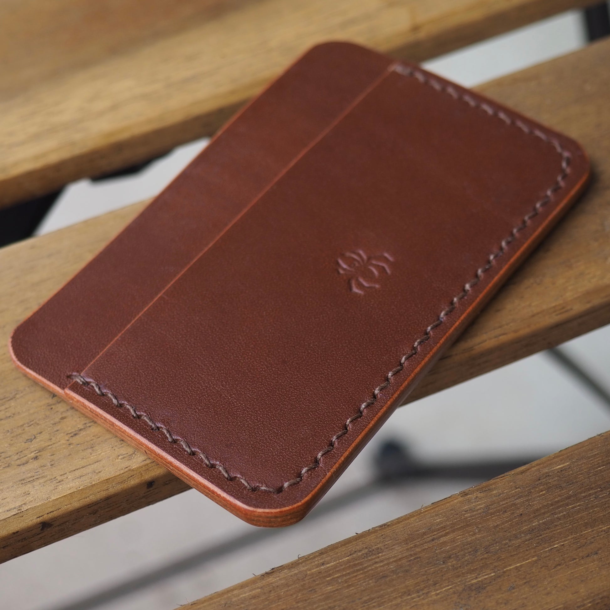 Porte-cartes marron en cuir à tannage végétal réalisée à la main