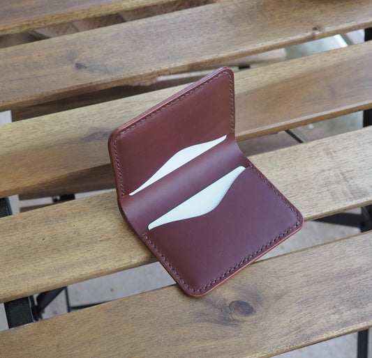 Porte-cartes marron en cuir à tannage végétal réalisée à la main