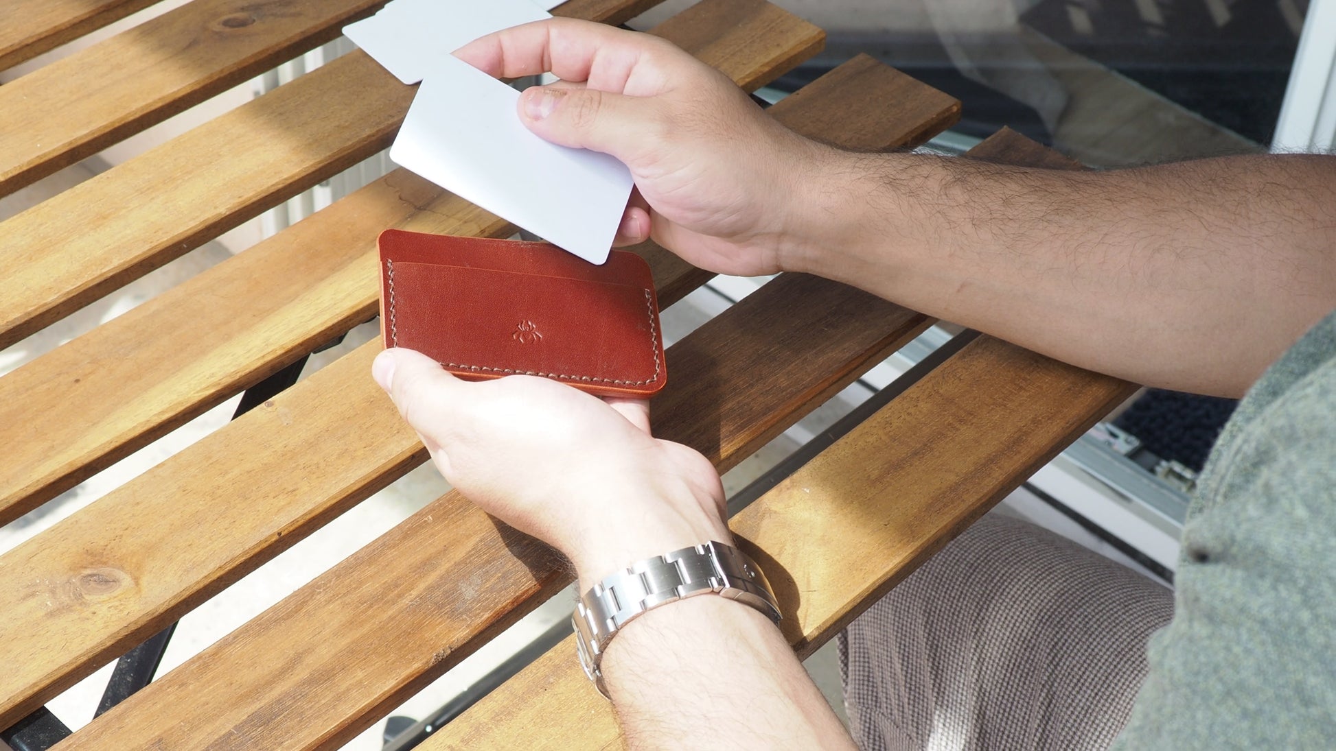 Porte-cartes marron en cuir à tannage végétal réalisée à la main